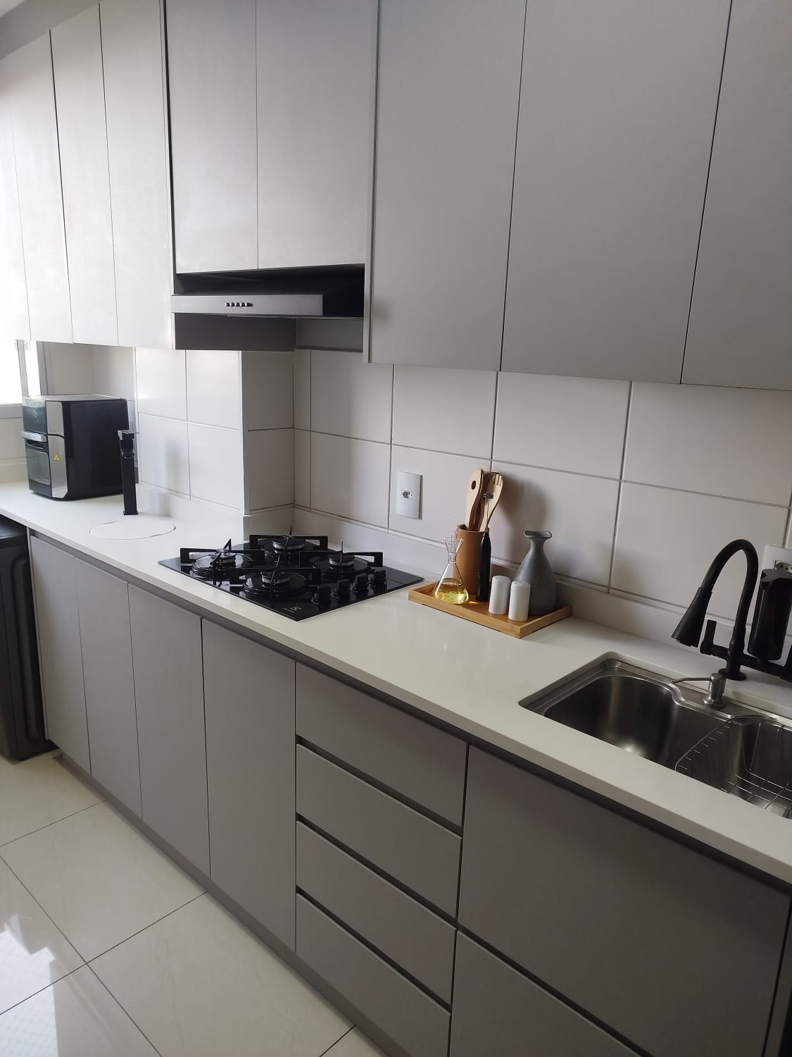 Cozinha em mármore e granito com bancada branca